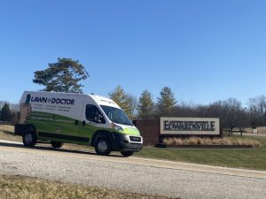 Lawn Doctor Truck running in Edwardsville to provide Lawn Service