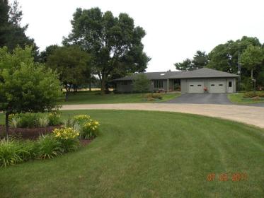 A happy customer of Lawn Doctor's lawn service