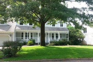 House with beautiful front lawn showing lawn fertilization in Virginia Beach